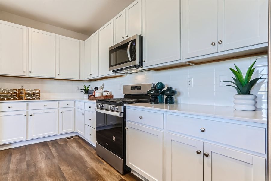 13833 deertrack ln - web quality - 014 - 16 kitchen