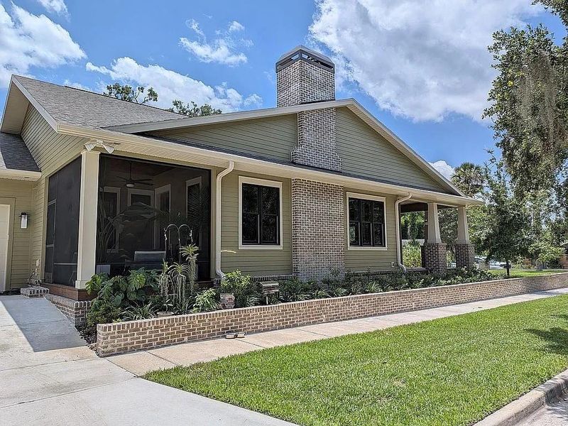 Side Corner showing the rear screened in back porch