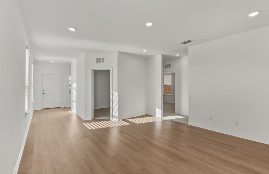 Spacious, unfurnished interior of a new home in Crosswinds, Kyle (Image 14).