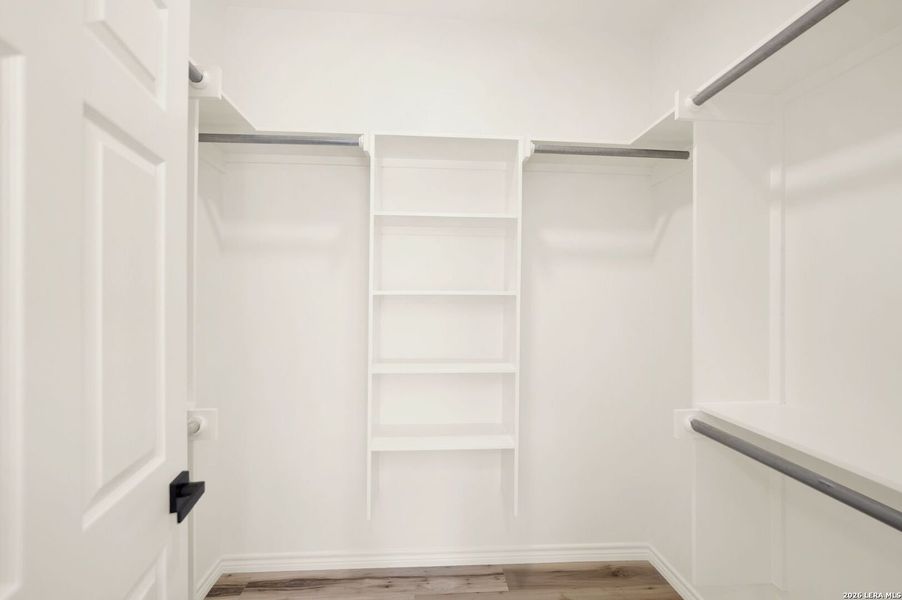 Spacious, unfurnished interior of a new home in , Hondo (Image 18).