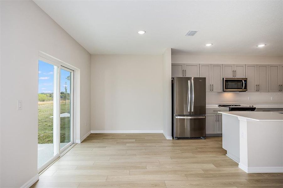 Spacious, unfurnished interior of a new home in Pasadena Ridge, Dade City (Image 13).