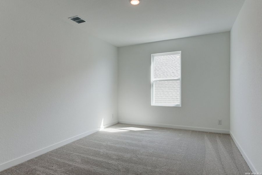 Spacious, unfurnished interior of a new home in Nopal Valley, San Antonio (Image 17).