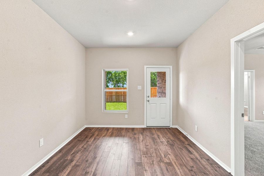 Spacious, unfurnished interior of a new home in Laurel Landing, Alvin (Image 24).