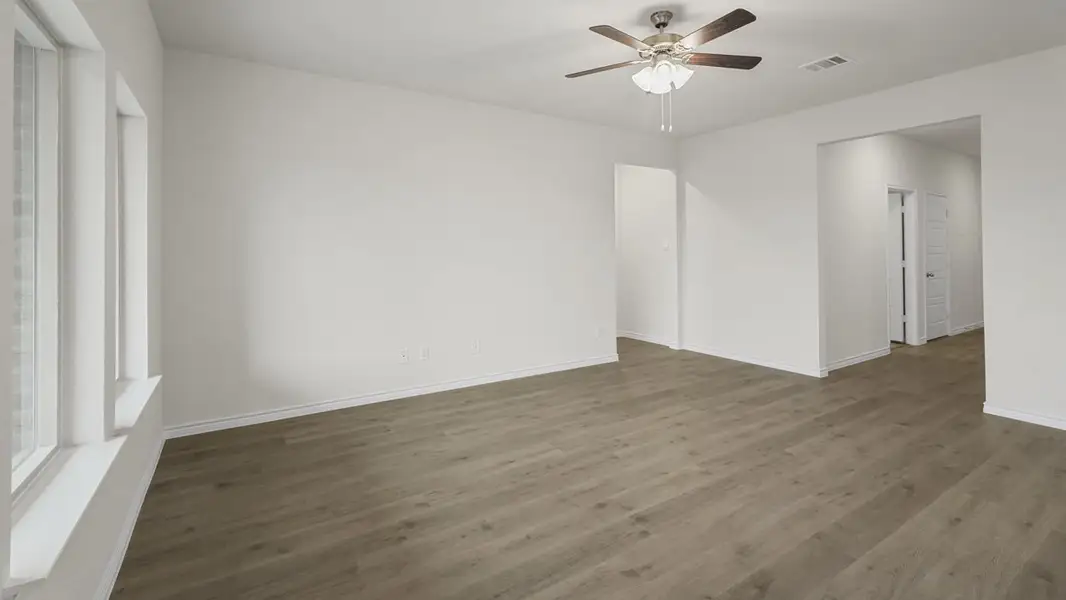 Spacious, unfurnished interior of a new home in Silverado, Aubrey (Image 5).