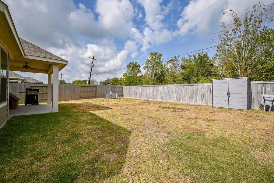 Exterior details and patio area of a home in Mustang Crossing, Alvin (Image 4).