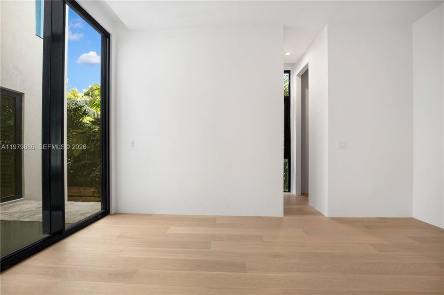 Spacious, unfurnished interior of a new home in , Miami Beach (Image 20).