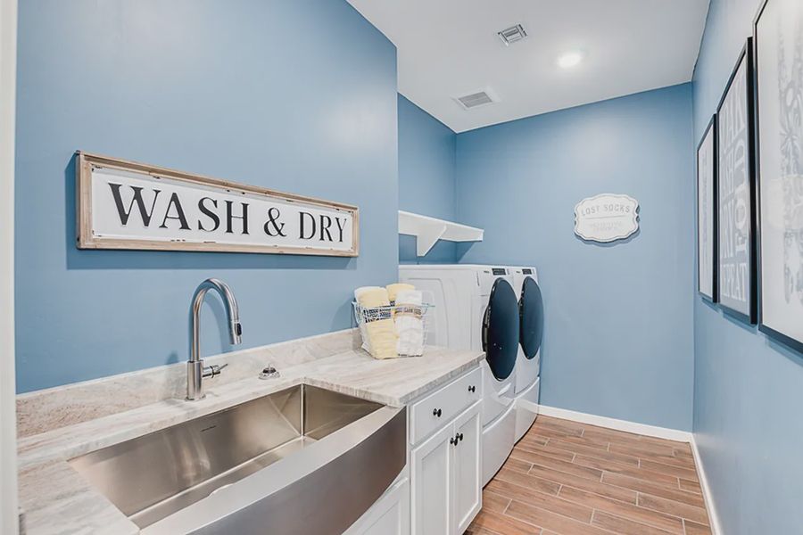 Representative furnished interior of a home built from the 3102 by Elliott Homes in Las Barrancas, Yuma (Image 17).