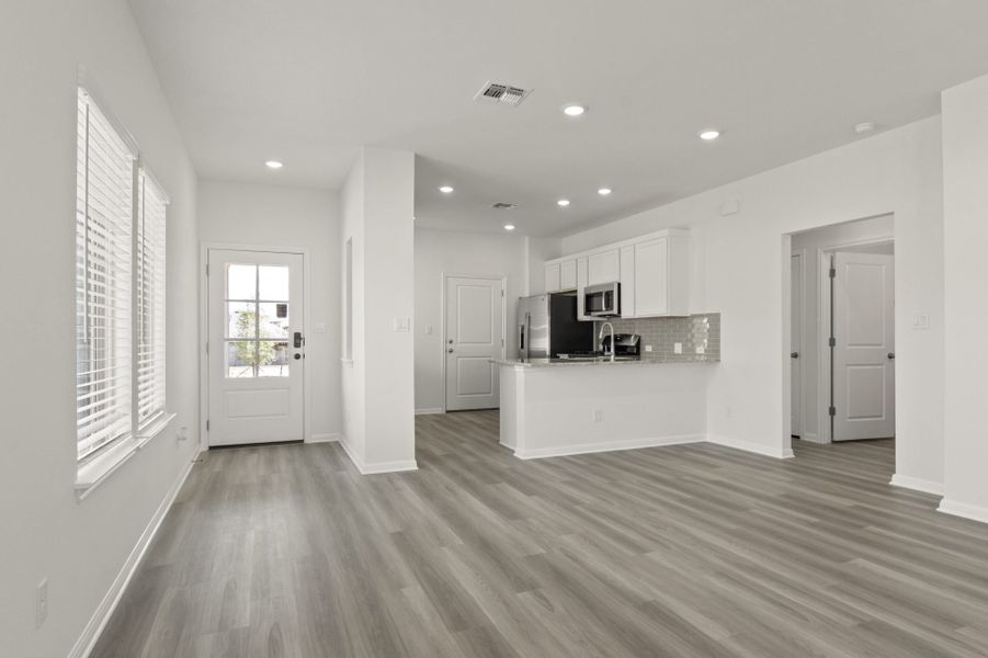 Spacious, unfurnished interior of a new home in Crosswinds, Kyle (Image 22).
