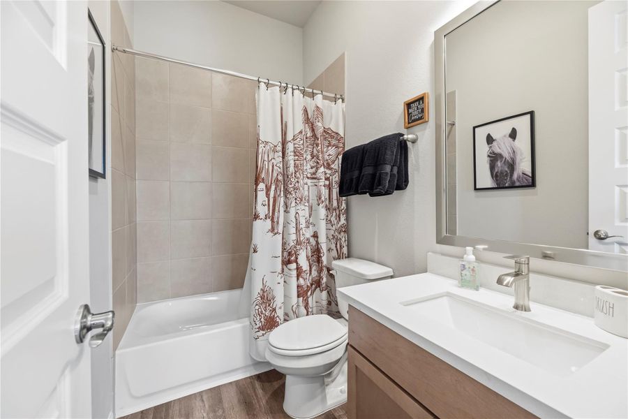 Bathroom to bedroom 2