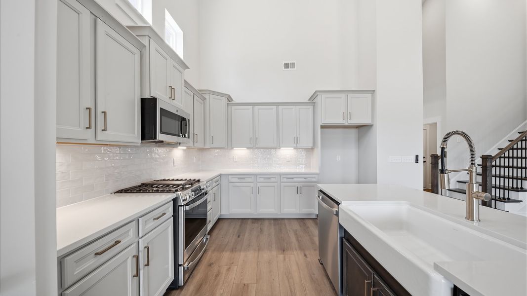 Tasteful kitchen with oversized island and quartz countertops—crafted to high standards