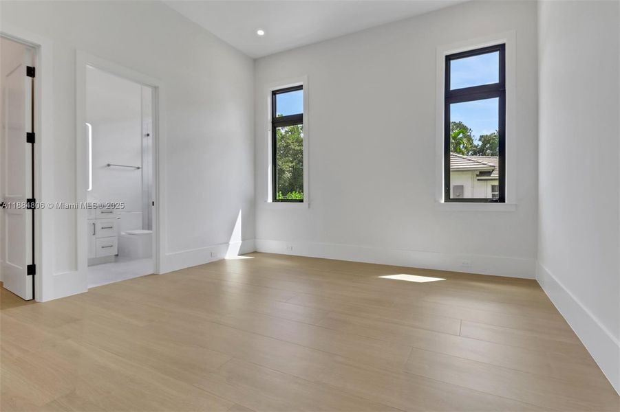 Spacious, unfurnished interior of a new home in , Naples (Image 28).