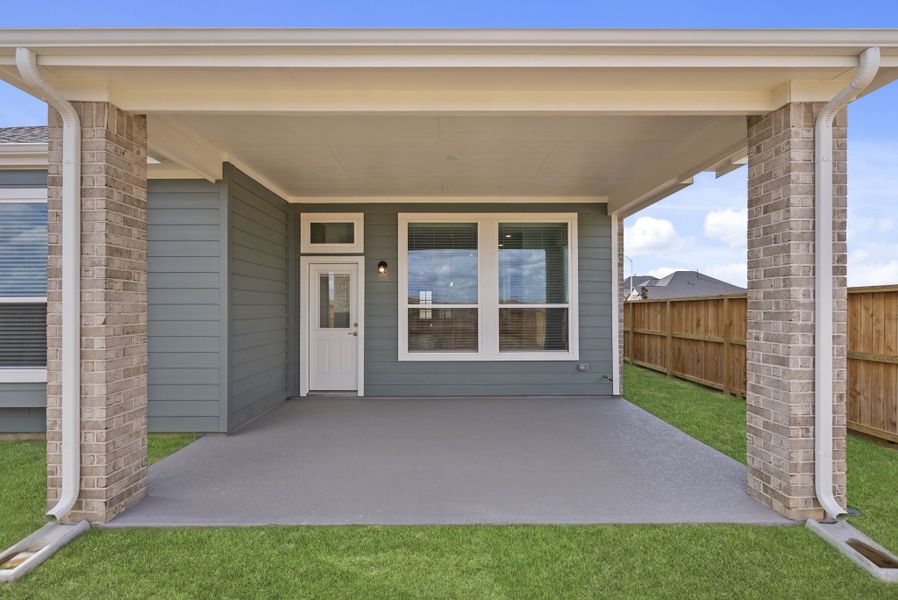 Exterior details and patio area of a home in Attwater, Waller (Image 4).