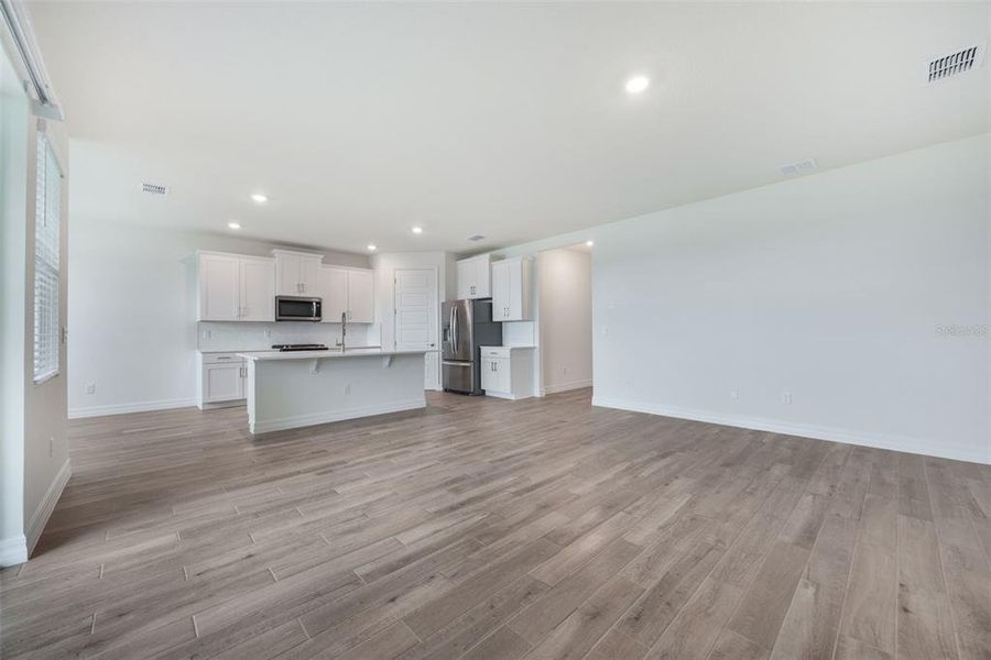 Spacious, unfurnished interior of a new home in Lakes of Mount Dora, Mount Dora (Image 13).