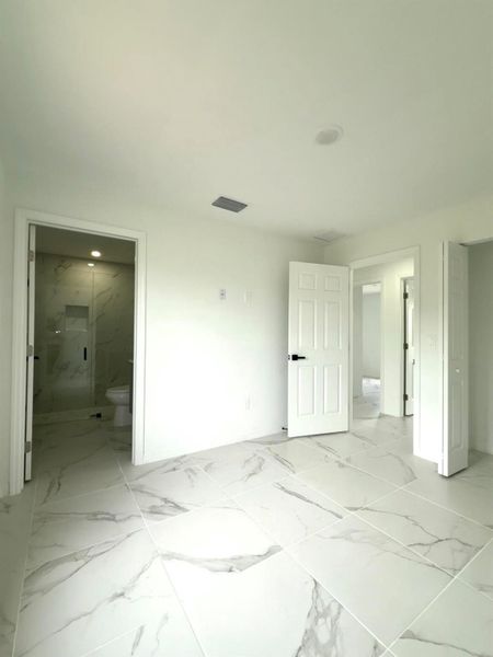 Spacious, unfurnished interior of a new home in , Lehigh Acres (Image 12).