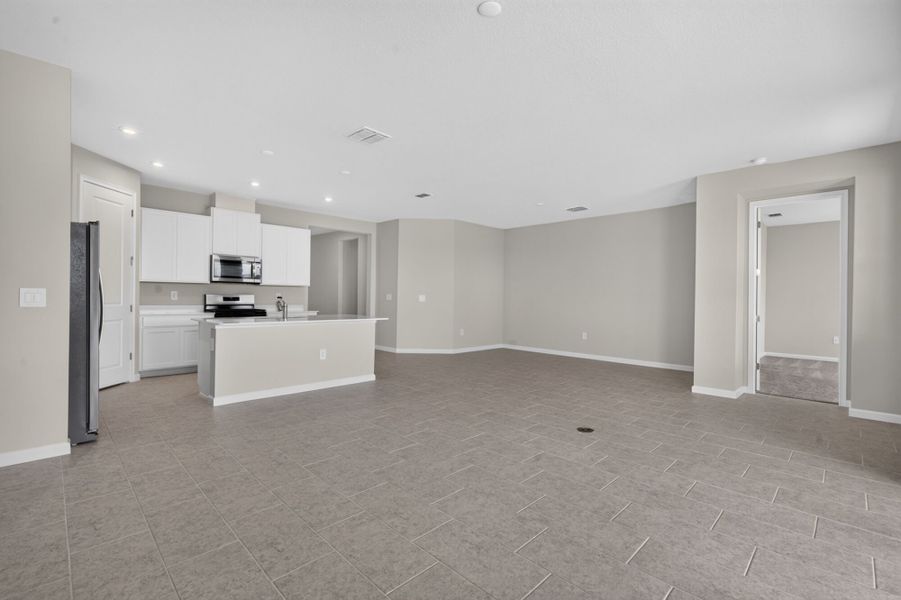 Spacious, unfurnished interior of a new home in Pasadena Ridge Master, Dade City (Image 7).