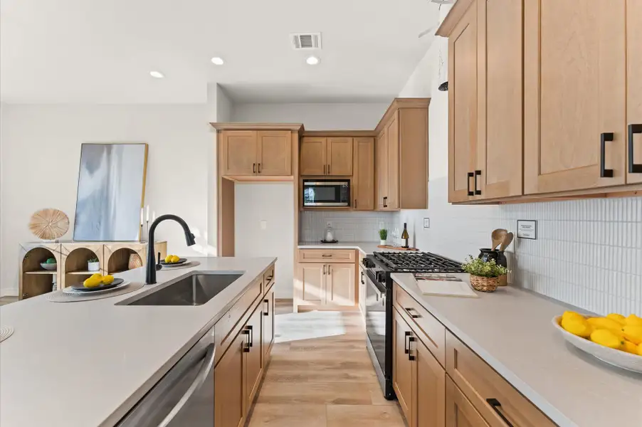 Representative furnished interior of a home built from the Plan 1458 by Faircroft Homes in Highland Gardens, Houston (Image 8).