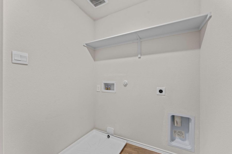 Spacious, unfurnished interior of a new home in Bollinger, Uhland (Image 16).