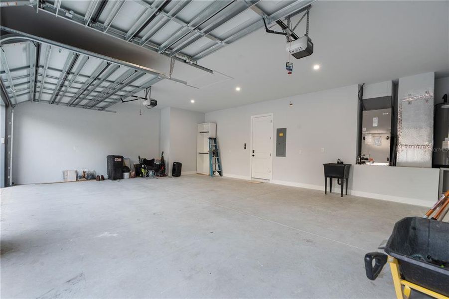 Spacious, unfurnished interior of a new home in , Weeki Wachee (Image 56).