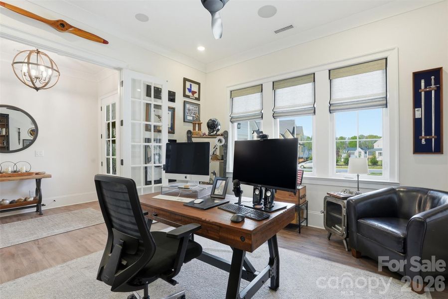Office/extra bedroom on main