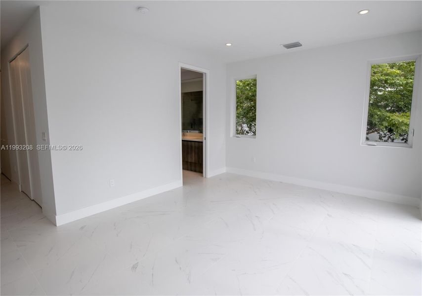 Spacious, unfurnished interior of a new home in , Miami (Image 18).