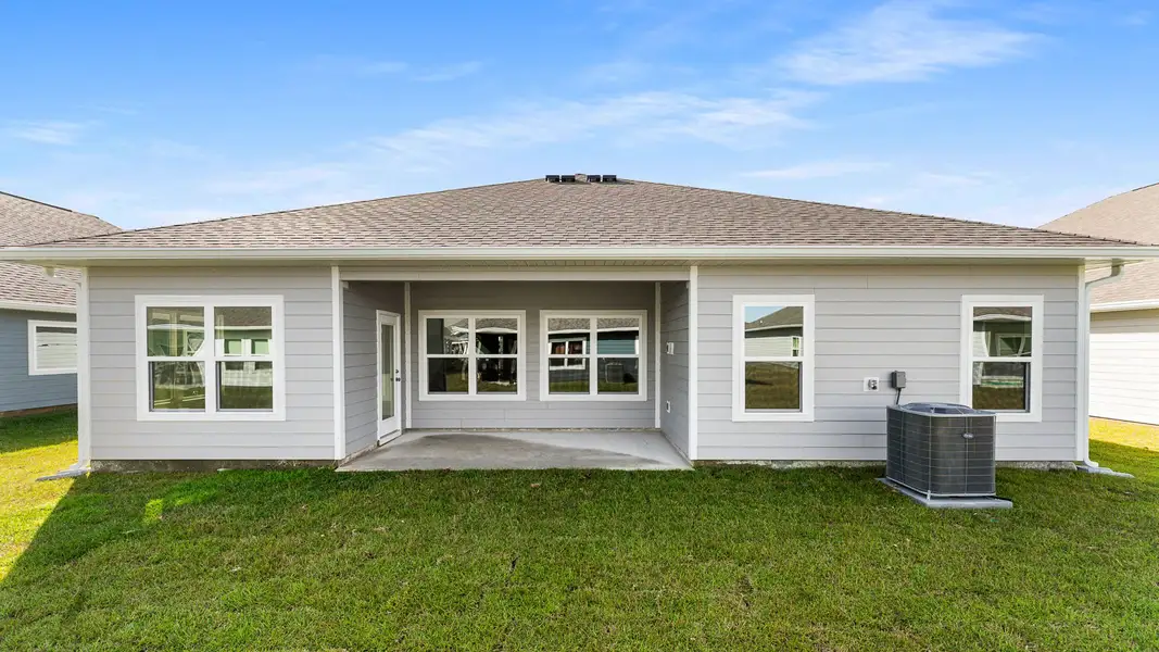 Exterior details and patio area of a home in Titus Park, Panama City (Image 4).