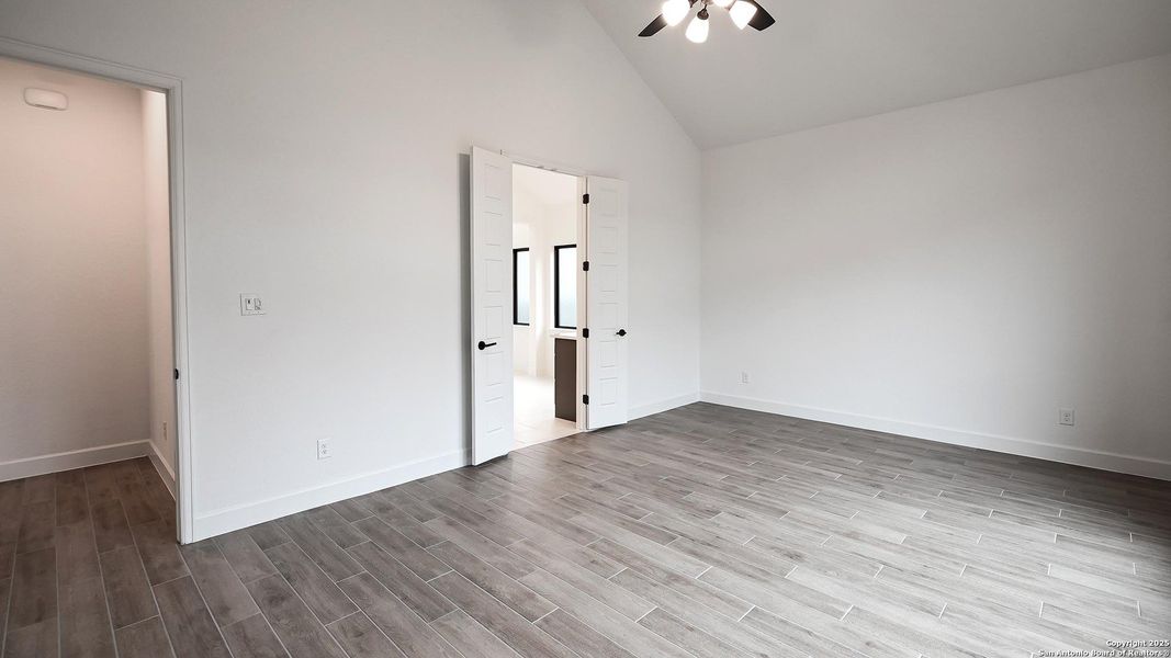 Spacious, unfurnished interior of a new home in Veramendi 60', New Braunfels (Image 20).