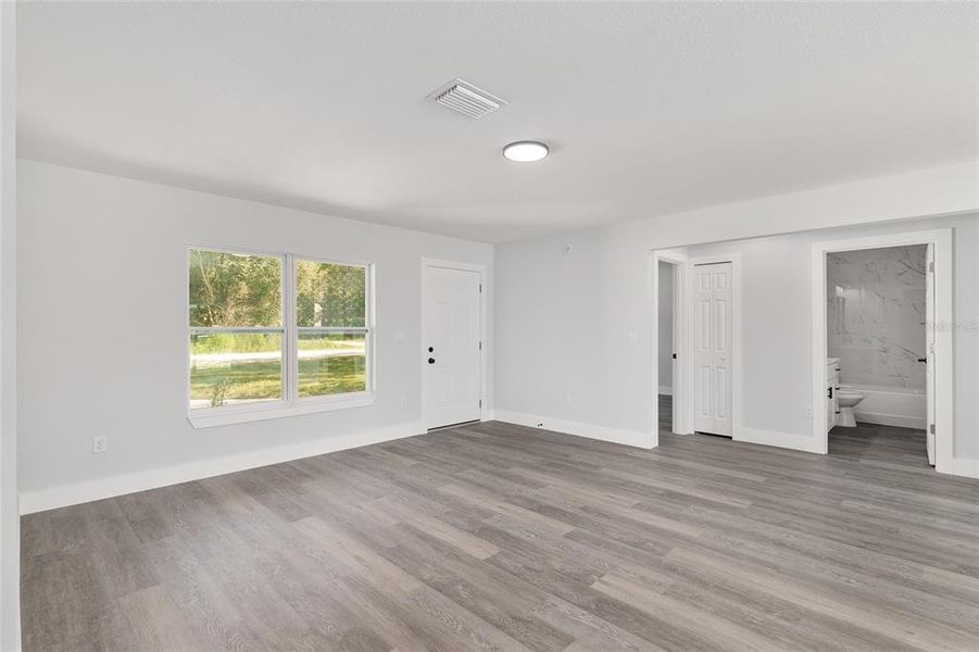 Spacious, unfurnished interior of a new home in , Ocala (Image 39).