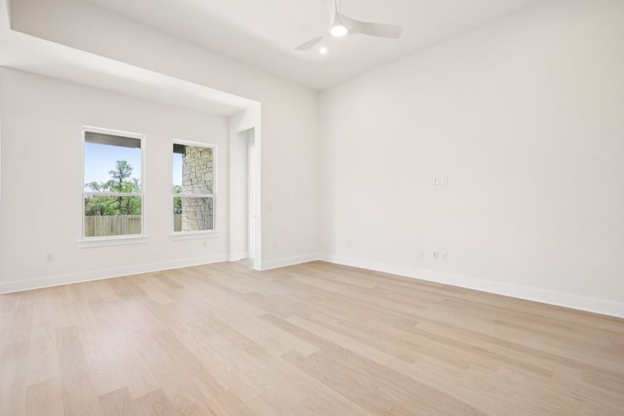 Spacious, unfurnished interior of a new home in Persimmon, Buda (Image 14).