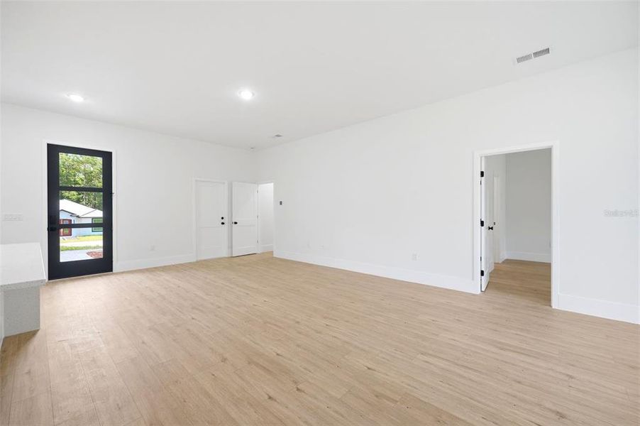 Spacious, unfurnished interior of a new home in , Ocala (Image 18).
