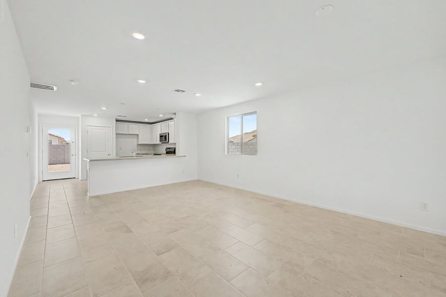 Spacious, unfurnished interior of a new home in Wildera, San Tan Valley (Image 5).