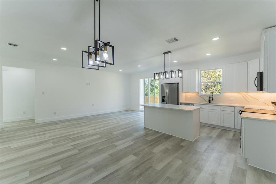 Spacious, unfurnished interior of a new home in , Sulphur Springs (Image 14).