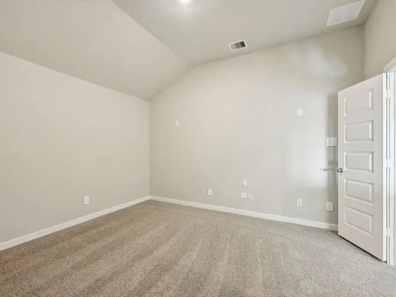 Spacious, unfurnished interior of a new home in Stewart's Ranch, Conroe (Image 17).