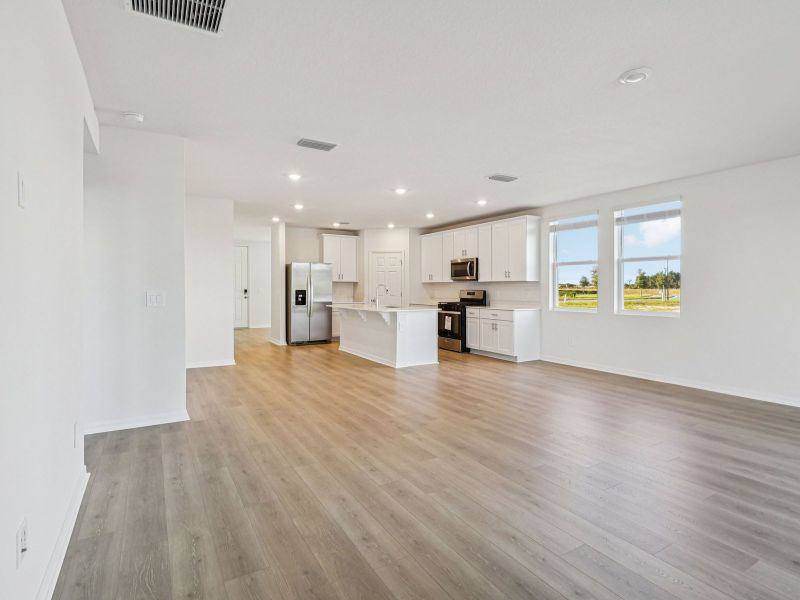 Spacious, unfurnished interior of a new home in The Reserve at Twin Lakes, St. Cloud (Image 8).
