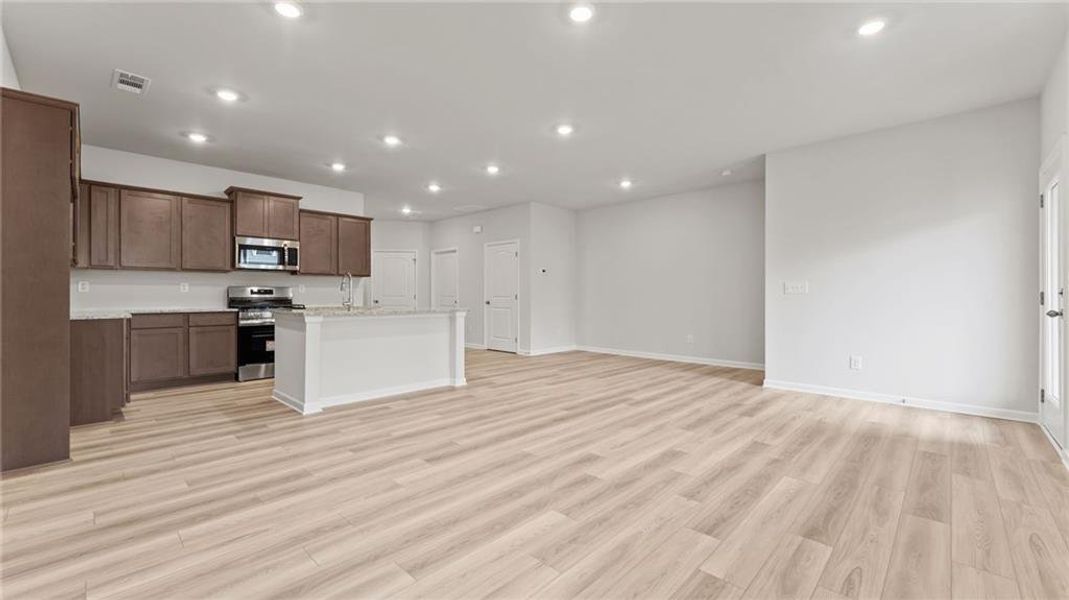 Spacious, unfurnished interior of a new home in Villages at Cedar Hill, Dallas (Image 15).