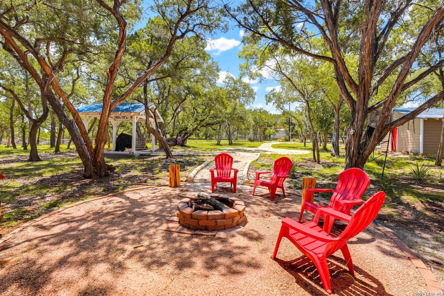 Community amenities in , Lakehills (Image 26).