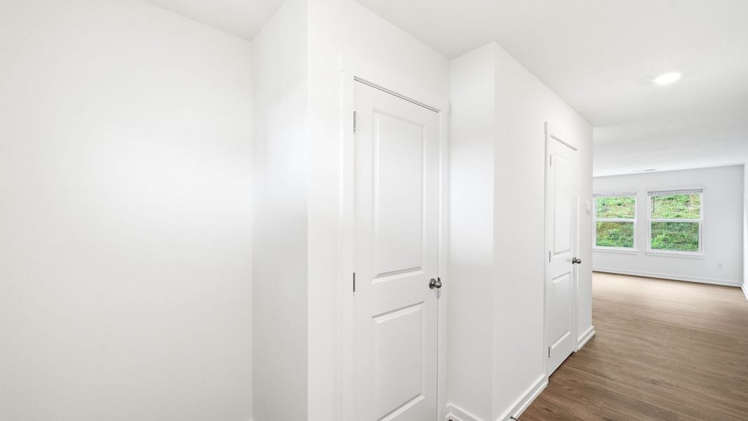 Spacious, unfurnished interior of a new home in Oak Hill, Vonore (Image 13).