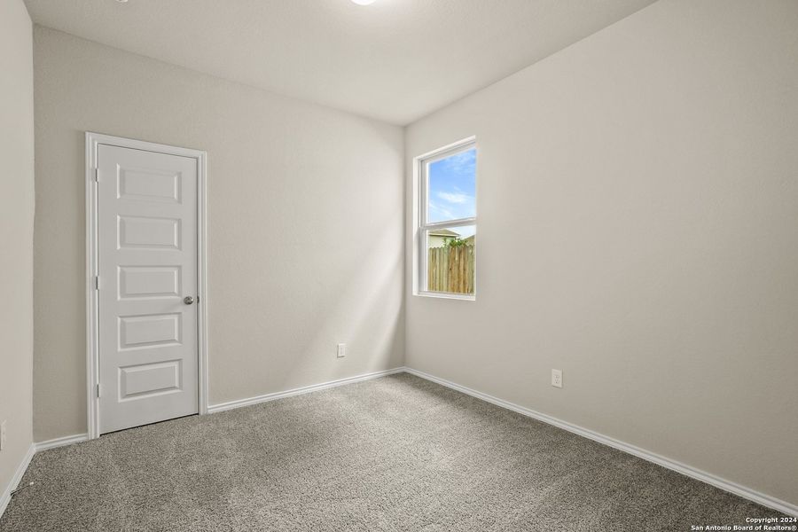 Spacious, unfurnished interior of a new home in Blue Ridge Ranch, San Antonio (Image 9).