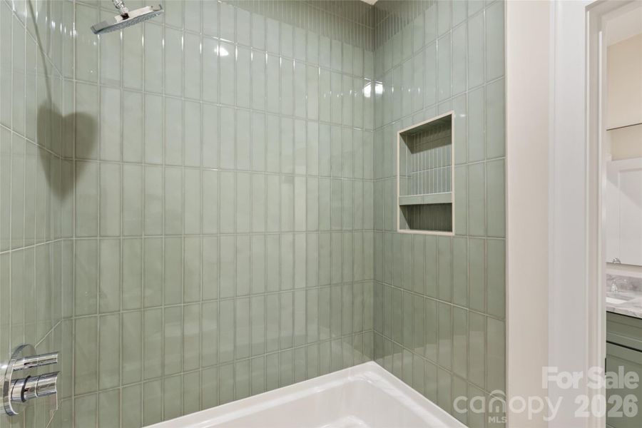 Upstairs Full Bathroom