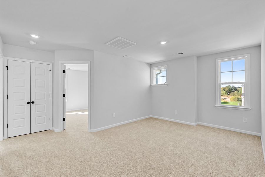 Spacious, unfurnished interior of a new home in Fieldstone, Lexington (Image 35).