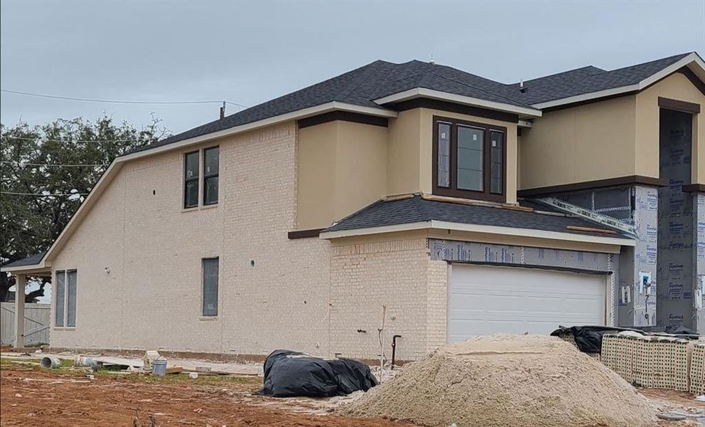 Newmark Homes' new construction features the beautiful Linz one of Newmark’s most popular homes. This Linz has everything! No back neighbor, developer concrete back wall, all brick/stucco (no siding.)