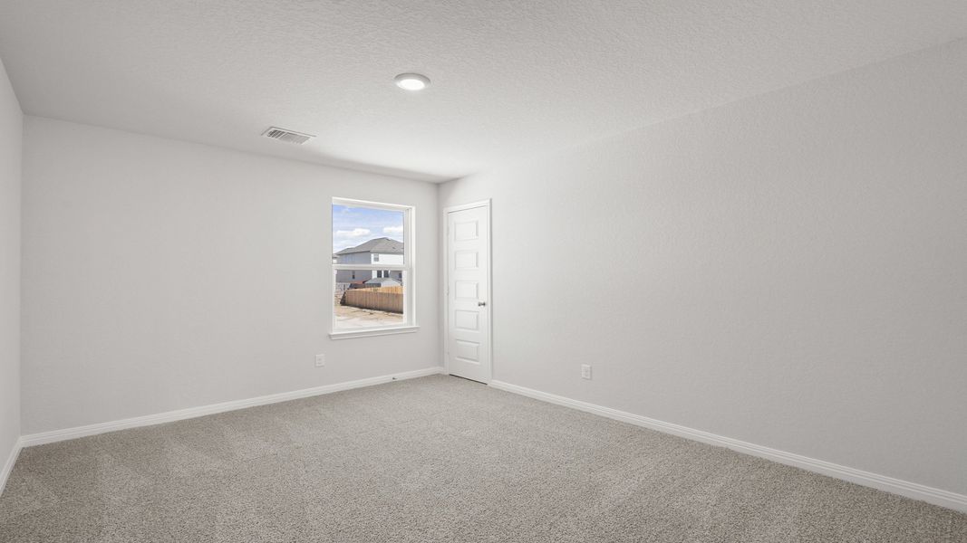 Spacious, unfurnished interior of a new home in Hunters Ranch, San Antonio (Image 16).