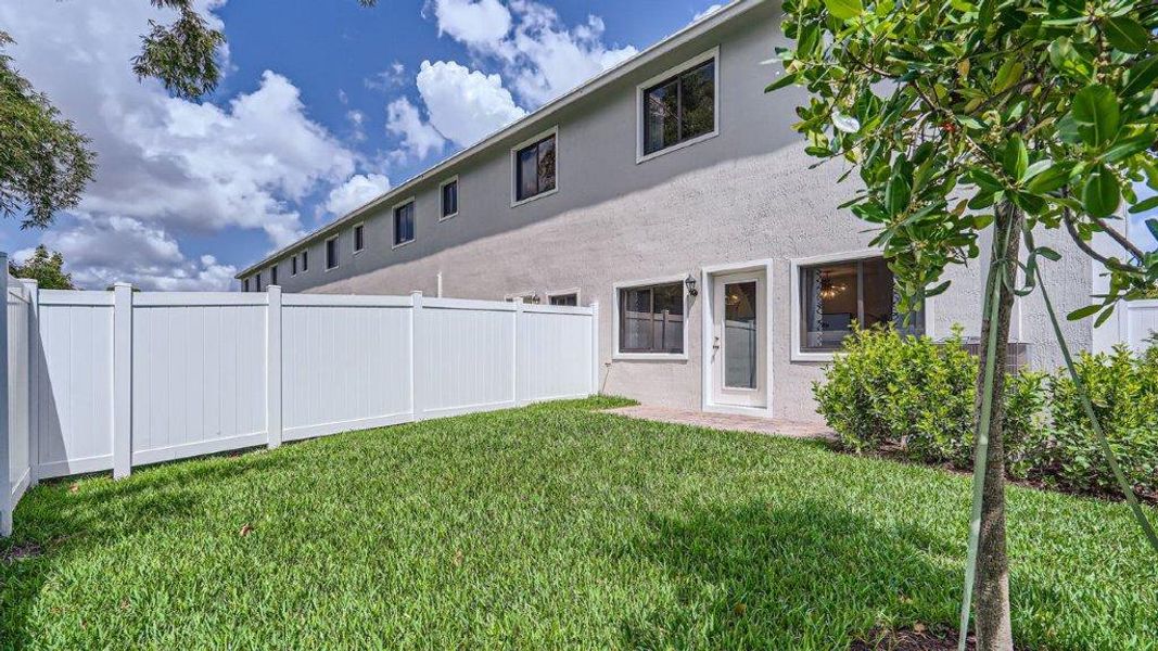 Exterior details and patio area of a home in Ashwood Cove, Lake Worth (Image 21).