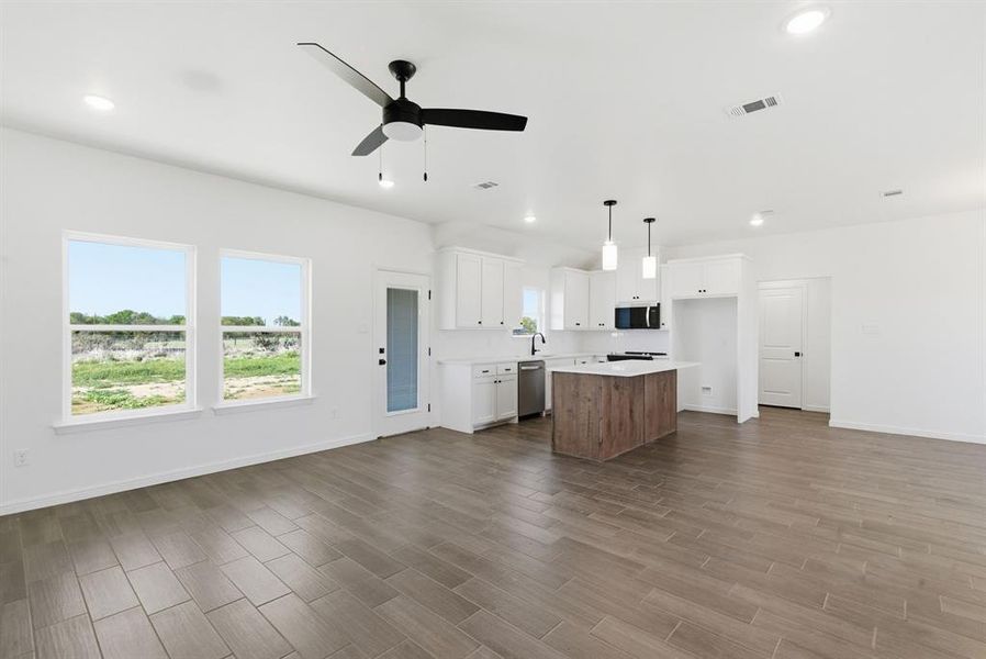 Spacious, unfurnished interior of a new home in , Lipan (Image 11).