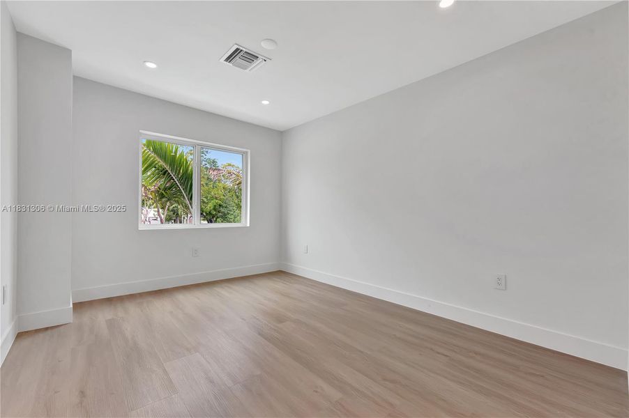 Spacious, unfurnished interior of a new home in , Coral Springs (Image 18).