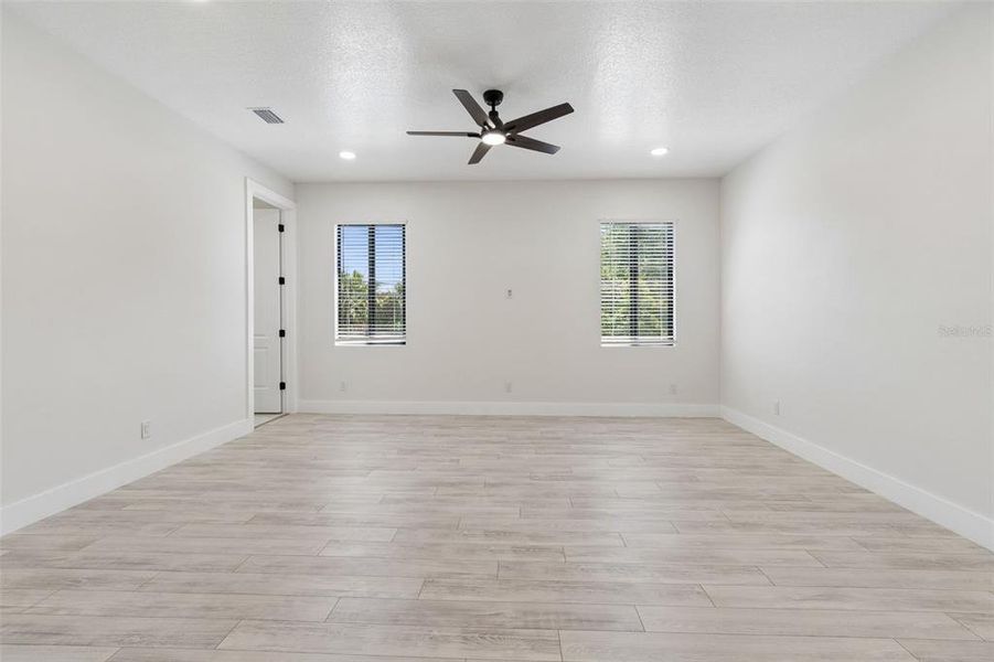 Spacious, unfurnished interior of a new home in , Tampa (Image 63).