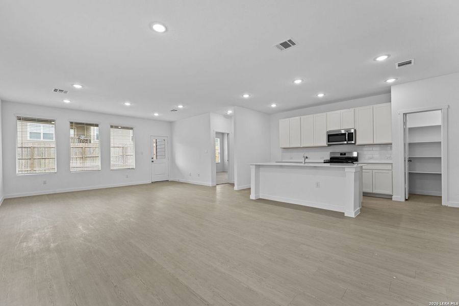 Spacious, unfurnished interior of a new home in Sky Ranch, New Braunfels (Image 28).