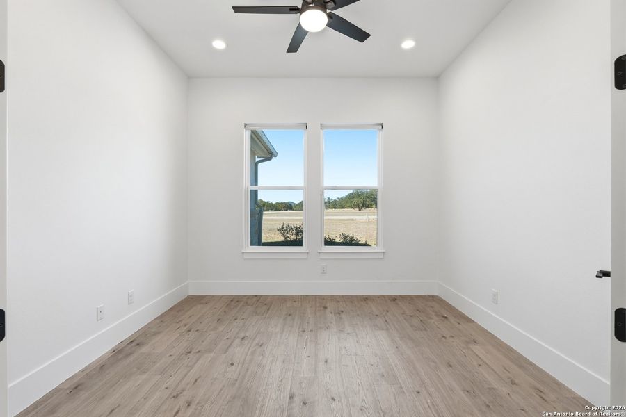 Spacious, unfurnished interior of a new home in , Bandera (Image 15).