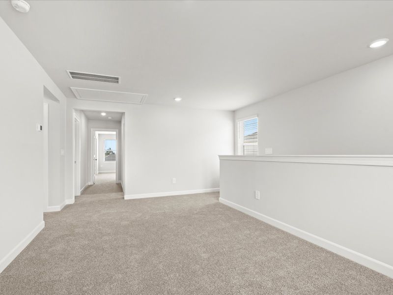 Spacious, unfurnished interior of a new home in Village at White Pine, Pendleton (Image 8).