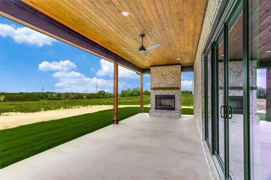 Exterior details and patio area of a home in , Weatherford (Image 3).