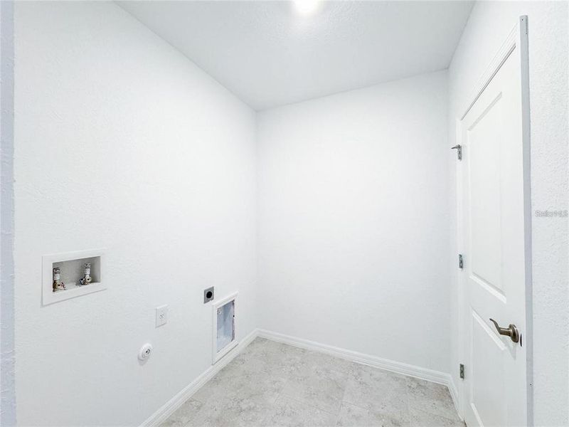Spacious, unfurnished interior of a new home in , Rotonda West (Image 19).